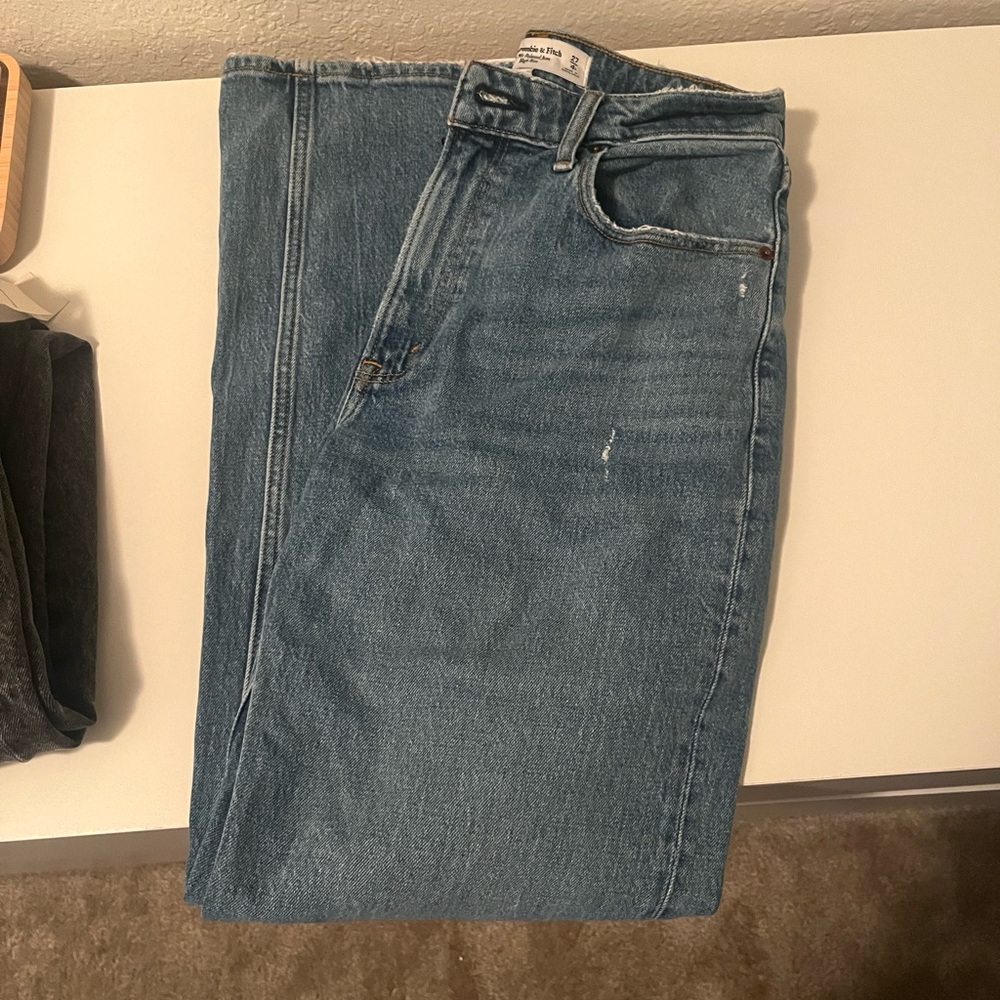 Abercrombie Curve Love High Rise 90s Relaxed Jean in Medium